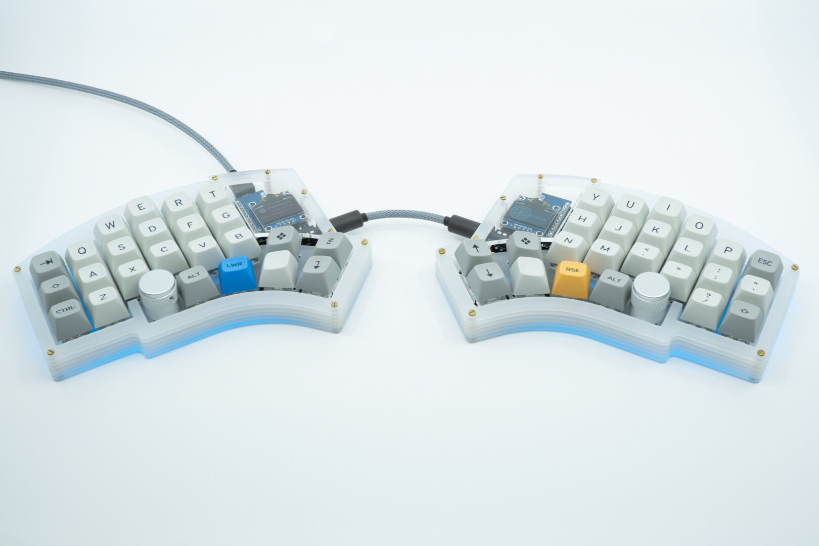 For the photo, the halves of the Kyria are pointed toward each other. In use, you’d probably want to use a longer cable in the middle, or at least have the halves point the other way ;)