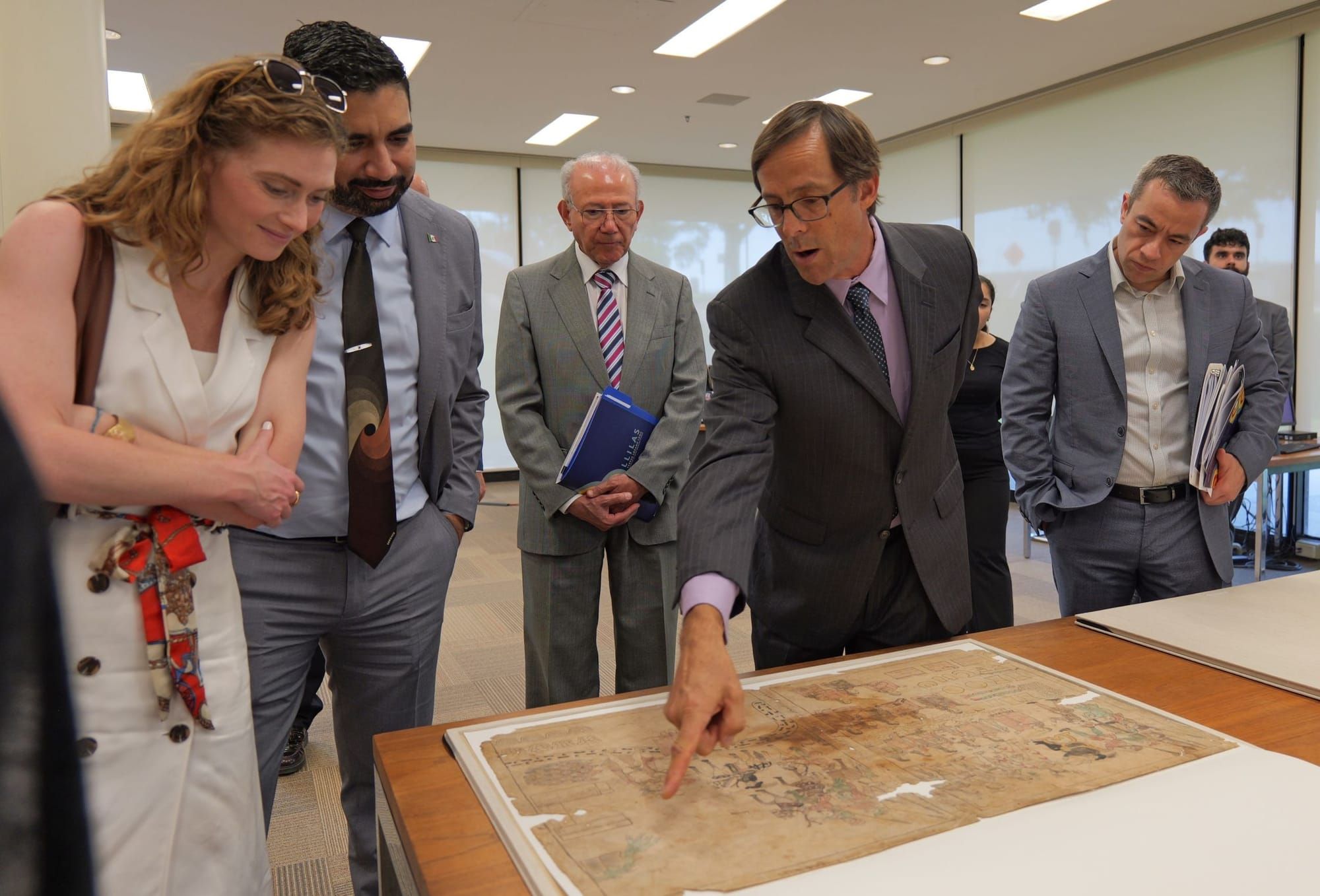Mexican Ambassador Visits UT Libraries