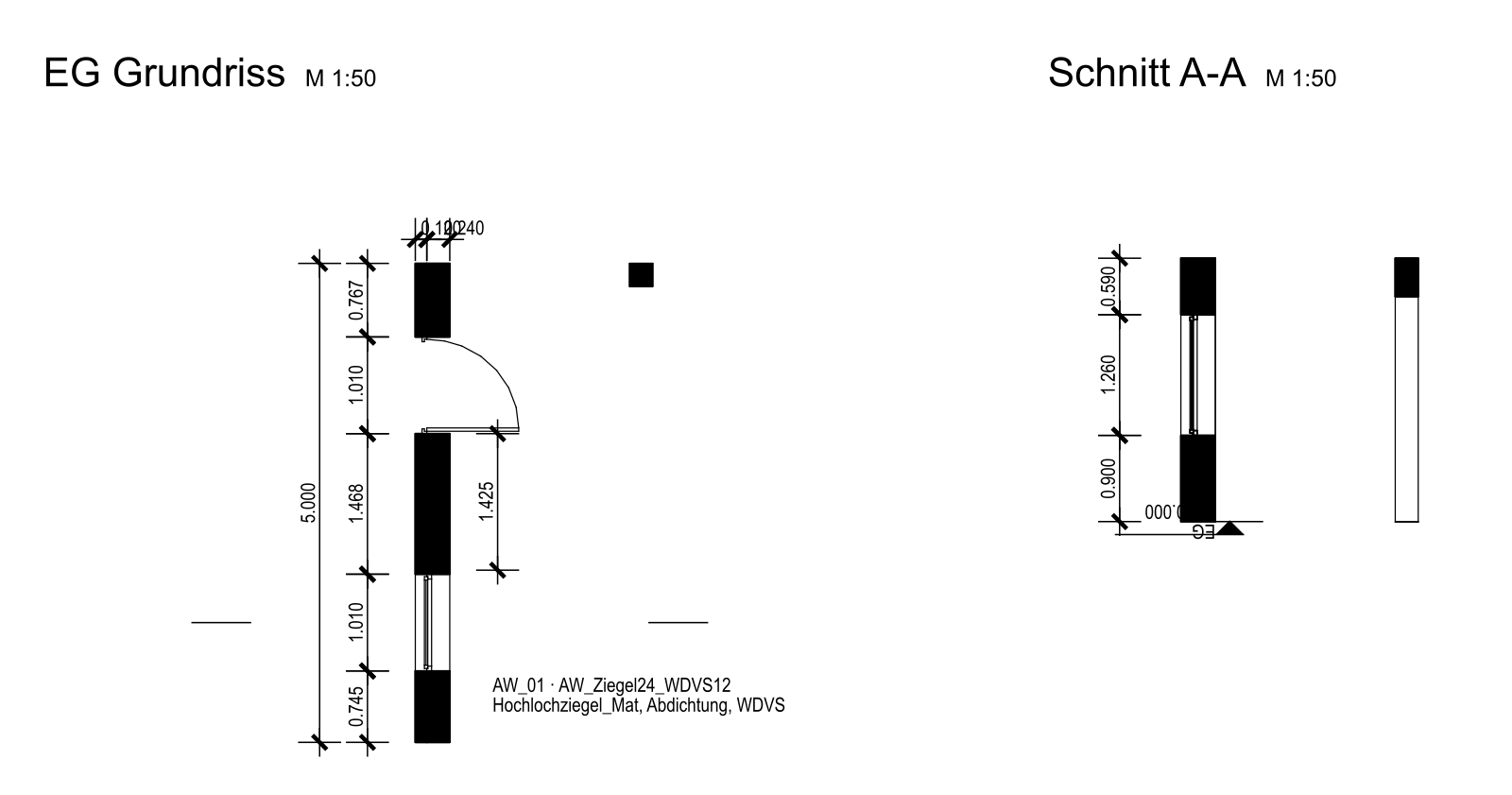 Zwei Bauzeichnungen im Maßstab 1:50 nebeneinander, schwarz auf weiß. Links, überschrieben „EG Grundriss“, eine senkrechte Außenwand mit einer Tür samt Aufschlagbogen und einem Fenster; rechts oben neben der Wand ein kleines schwarzes Quadrat, die Stütze. Die geschnittene Wand ist durchgehend schwarz gefüllt; die beiden Schichten sind nicht zu unterscheiden. Links neben der Wand zwei Maßketten mit den Zahlen 0.767, 1.010, 1.468, 1.010, 0.745 und gesamt 5.000, rechts ein Maß 1.425. Über dem Wandkopf überlagern sich die beiden Schichtmaße 0.120 und 0.240 zu einem unleserlichen Knäuel. Neben der Wand die Beschriftung „AW_01 · AW_Ziegel24_WDVS12“ und darunter „Hochlochziegel_Mat, Abdichtung, WDVS“. Rechts, überschrieben „Schnitt A-A“, derselbe Wandabschnitt im Schnitt, schwarz gefüllt, mit dem Fenster dazwischen und einer Maßkette 0.590, 1.260, 0.900. Am Fußpunkt eine Höhenkote mit schwarzem Dreieck; ihr Wert und die Geschossbezeichnung „EG“ stehen auf dem Kopf. Rechts daneben die Stütze als schmales, hohes, weißes Rechteck, oben darauf der geschnittene Unterzug als schwarzes Feld.
