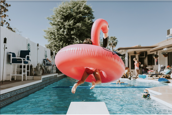 piscine-enfant-echange-de-maison-famille-temoignage