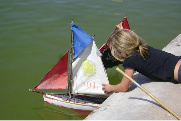 enfant-bateau-jouet-echange-de-maison