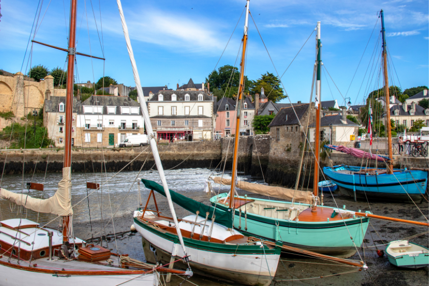 où partir en août France éviter la foule Bretagne Port Saint Goustan