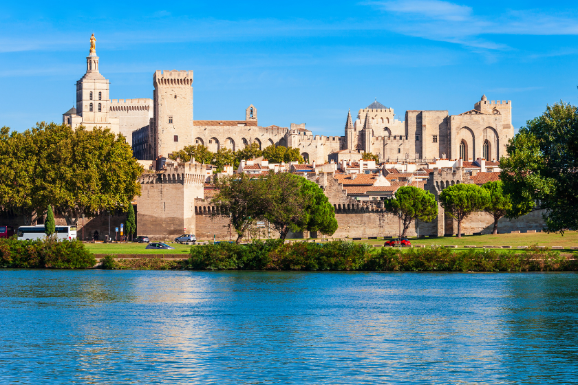 Destinations vacances juillet en France Avignon
