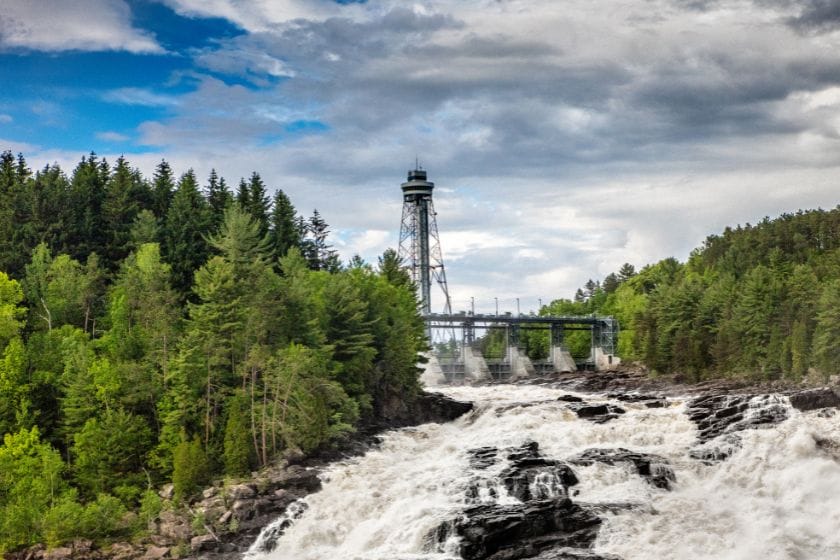Les chutes d'eau au Parc de la Mauricie près de Shawinigan