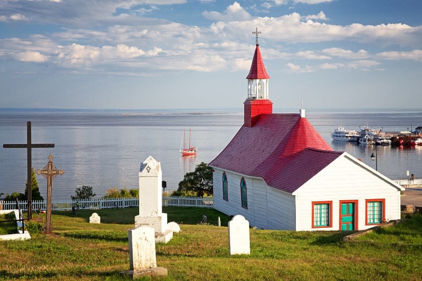 La belle Chapelle de Tadoussac et vue sur le fleuve