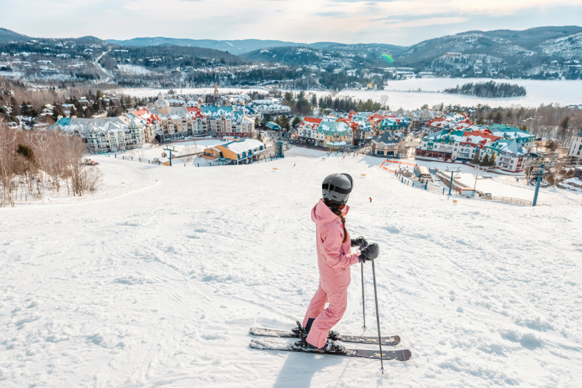 Une skieuse au sommet de la montagne de ski au Mont Tremblant