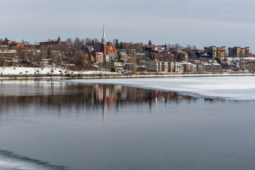 Vue de Sherbrooke et de la rivière semi glacée