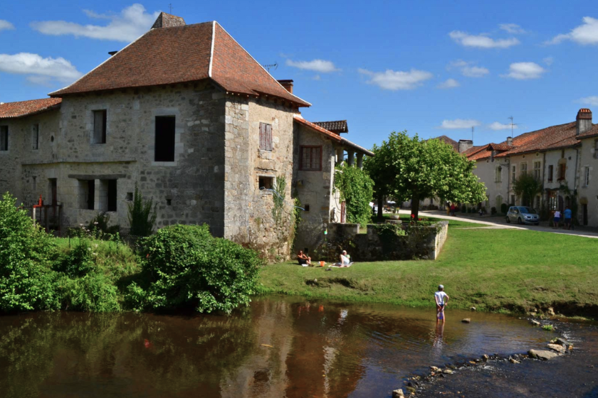 Plus beaux lacs de Dordogne Le plan d'eau de Saint-Jean-de-Côle