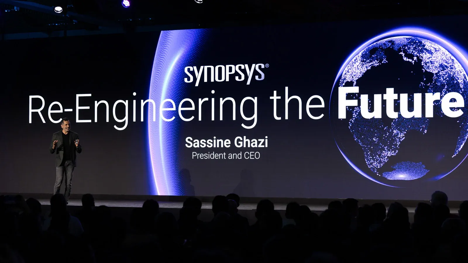 Synopsys 사장 겸 CEO Sassine Ghazi가 Converge 2026 기조연설을 하는 모습