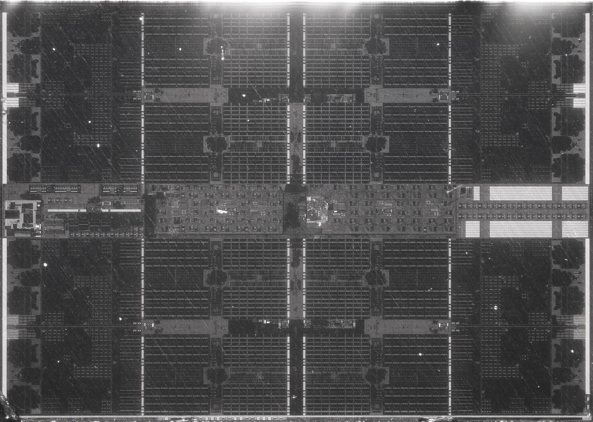 AMD Zen 2 Matisse CCD의 두 개 반복 compute 영역과 L3 cache 영역이 보이는 backside infrared die 사진