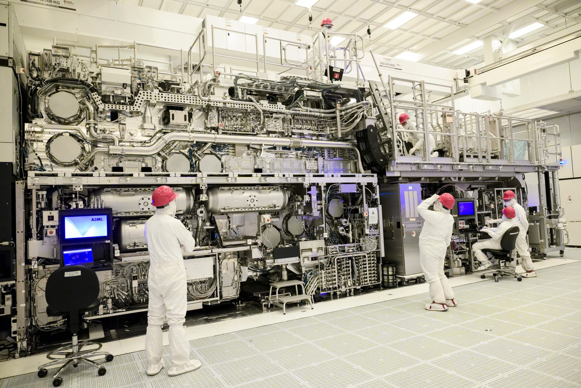 Intel D1X에 설치된 ASML TWINSCAN EXE:5000 High-NA EUV 장비