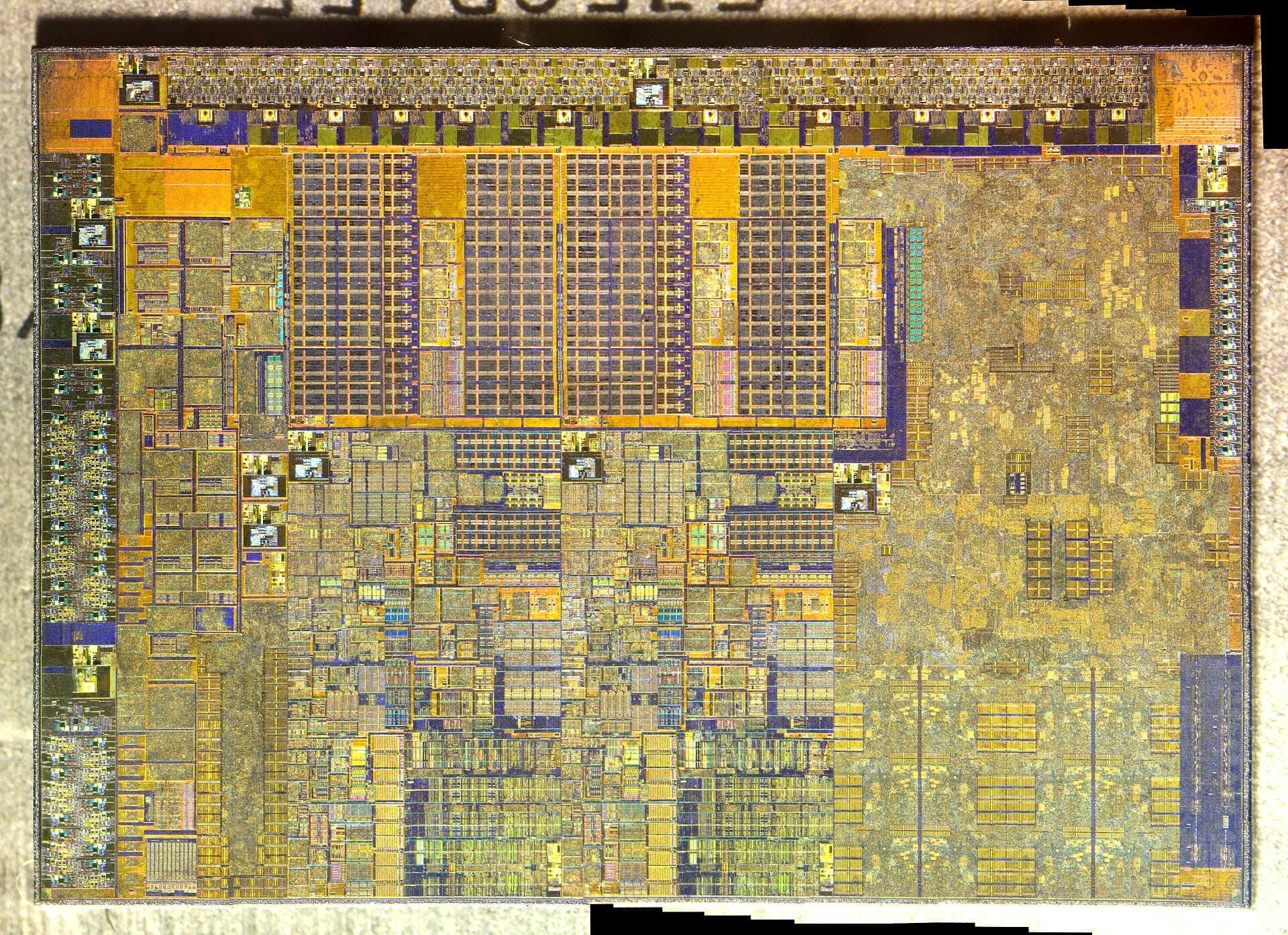 Intel Sandy Bridge 2C-GT2의 두 CPU core, cache 영역, graphics와 system logic이 함께 보이는 stitched die shot