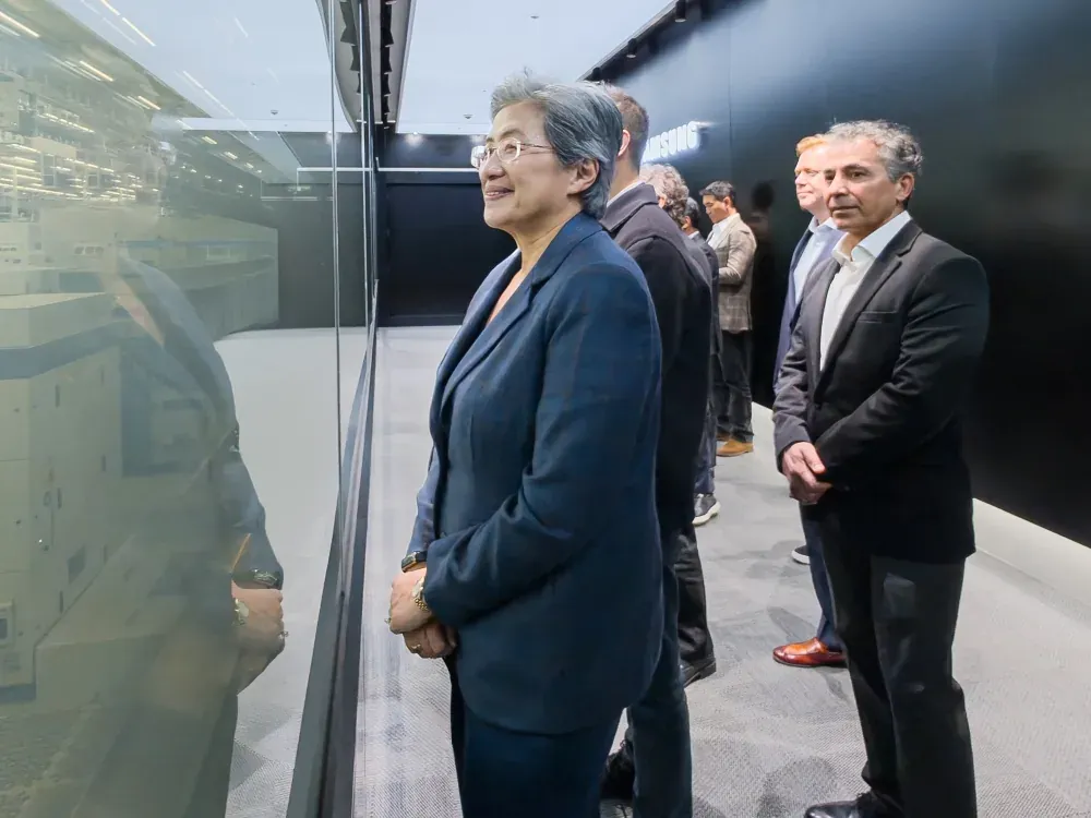 AMD CEO 리사 수가 삼성전자 평택 반도체 생산라인을 둘러보는 모습