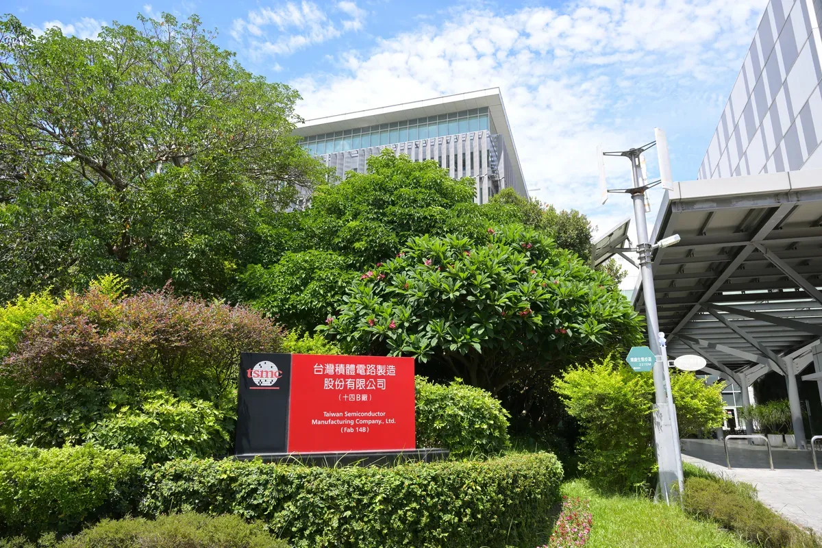 2025년 5월 대만 TSMC Fab 14B — 마이크론 NVHBM 커스텀 HBM, TSMC 3nm급 베이스 다이 사용