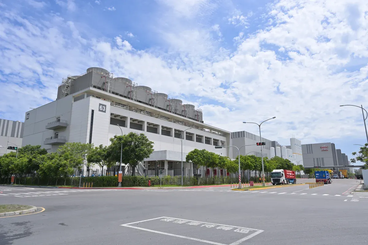 2025년 5월 대만 TSMC Fab 18 — 2026년 2분기 파운드리 2.0 시장 $96.6B, TSMC 점유율 42%