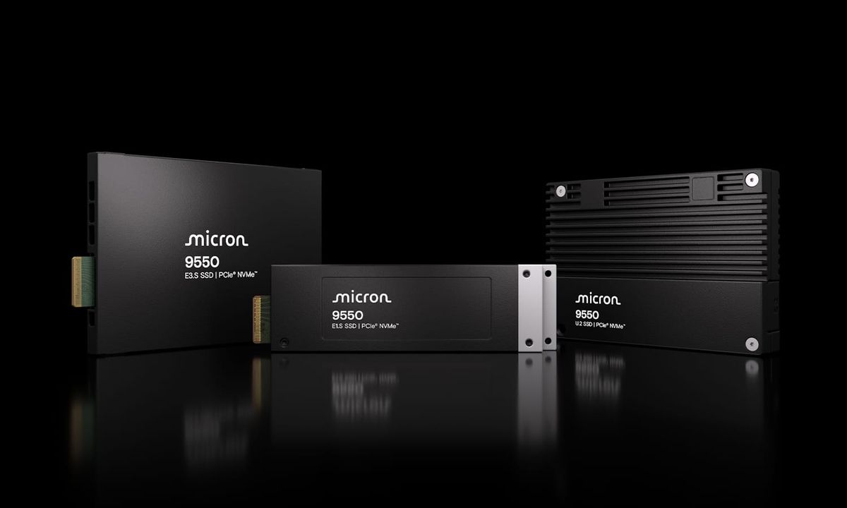 검은 배경에 놓인 Micron 9550 enterprise SSD 세 가지 form factor