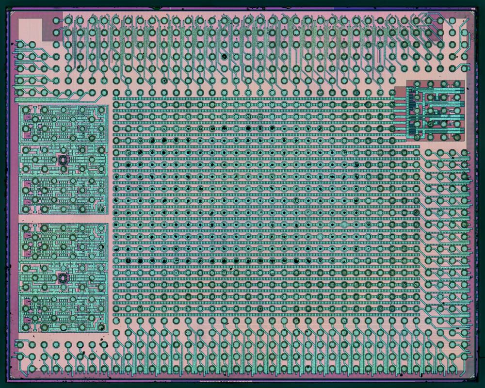 Historical Baikal-T1 processor die with a dense grid of flip-chip contacts; photograph by ZeptoBars.
