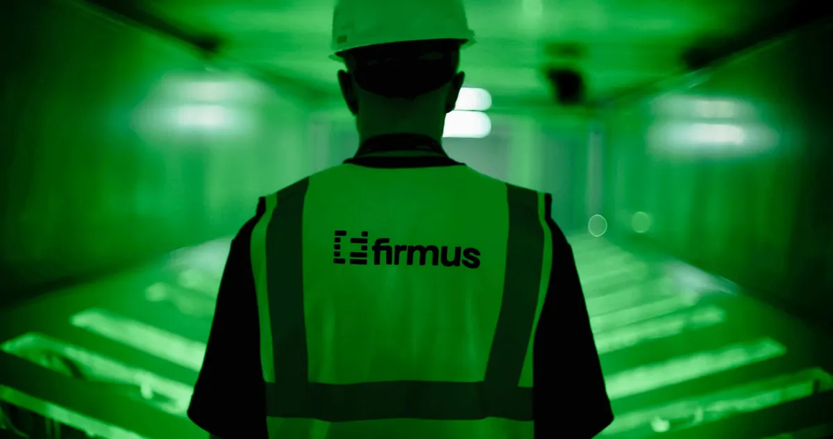 Firmus HyperCube 내부를 점검하는 작업자