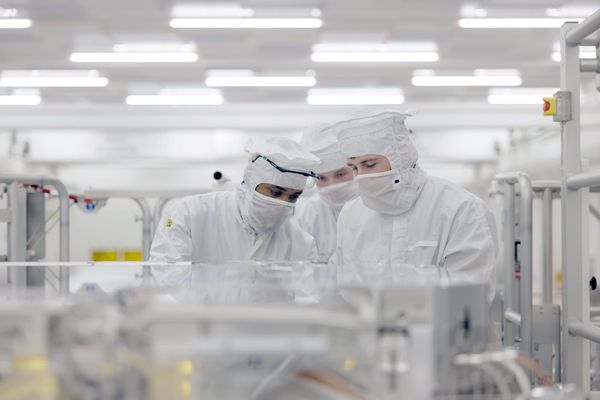 ASML 펠트호번 High NA 클린룸에서 작업하는 직원들