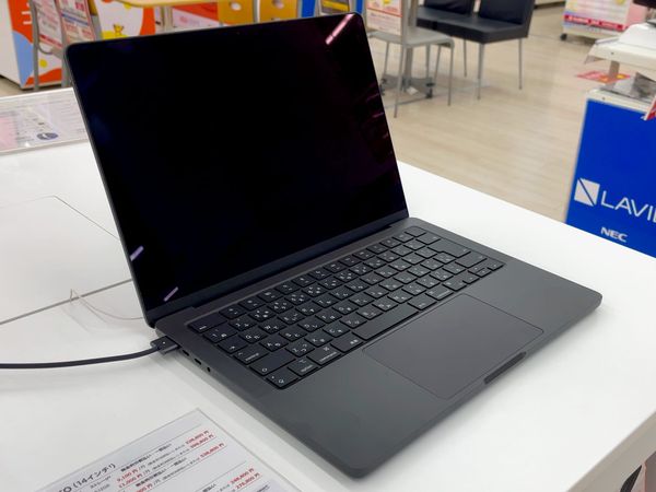 2023년 촬영한 스페이스 그레이 색상의 Apple M3 14인치 MacBook Pro 실물
