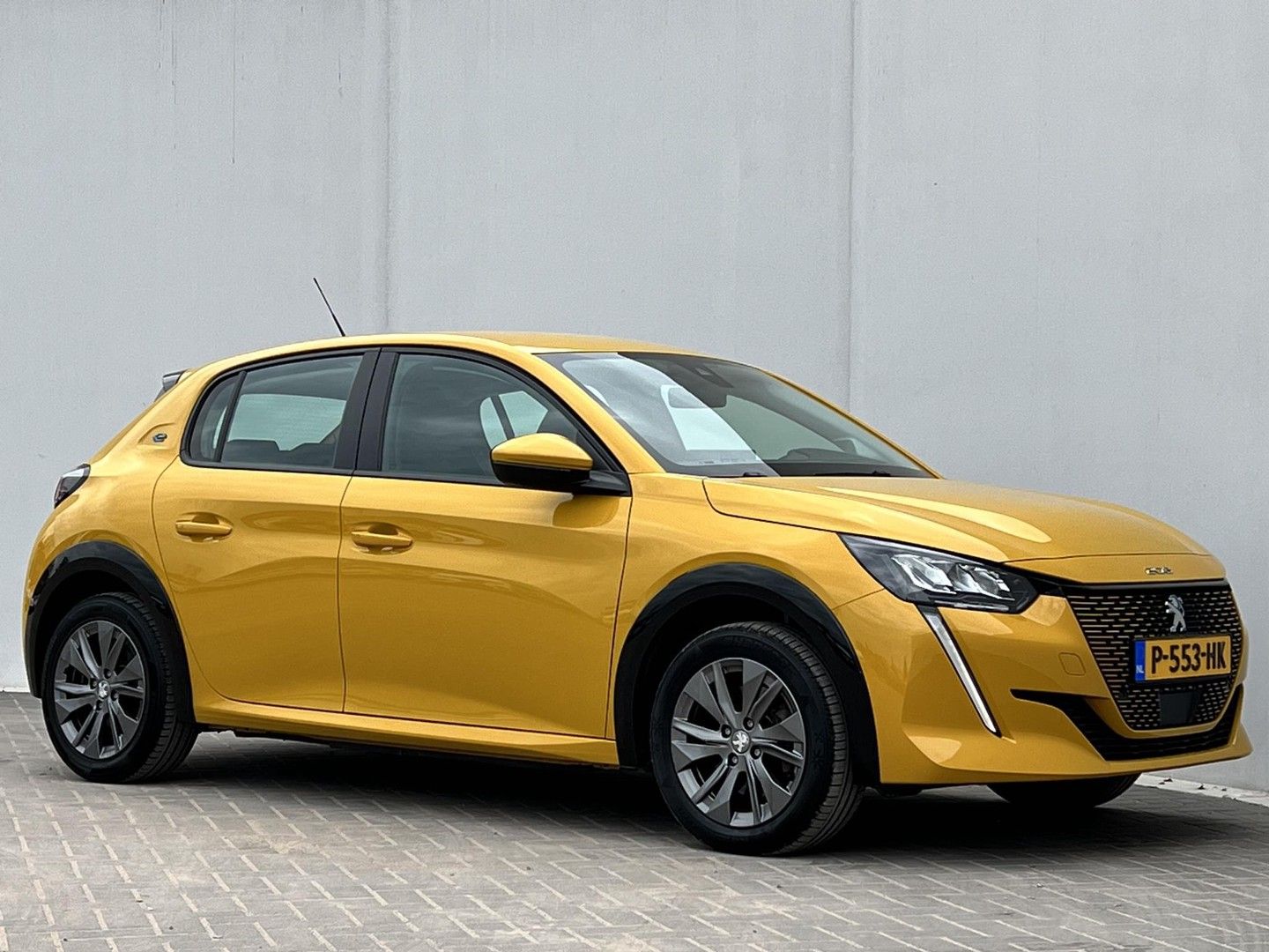 Peugeot 208 elektromobilis pilka