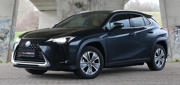 „Lexus UX 300E“ iš hibridinio tampa grynuoju elektriniu automobiliu