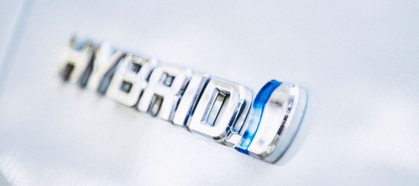 Kas yra hibridinis automobilis? Lengvieji hibridai, visiški hibridai ir iš tinklo įkraunami hibridai