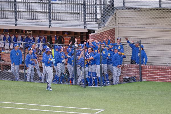 Series split keeps Padres on top