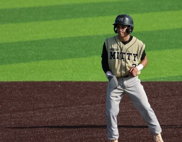 Mitty comes from behind to stun SI