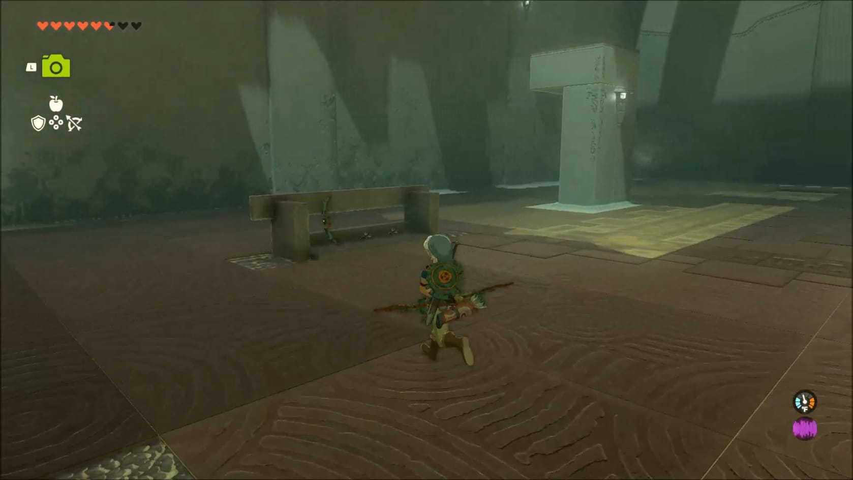 Link approaching the bow and ammo to the left of the entrance