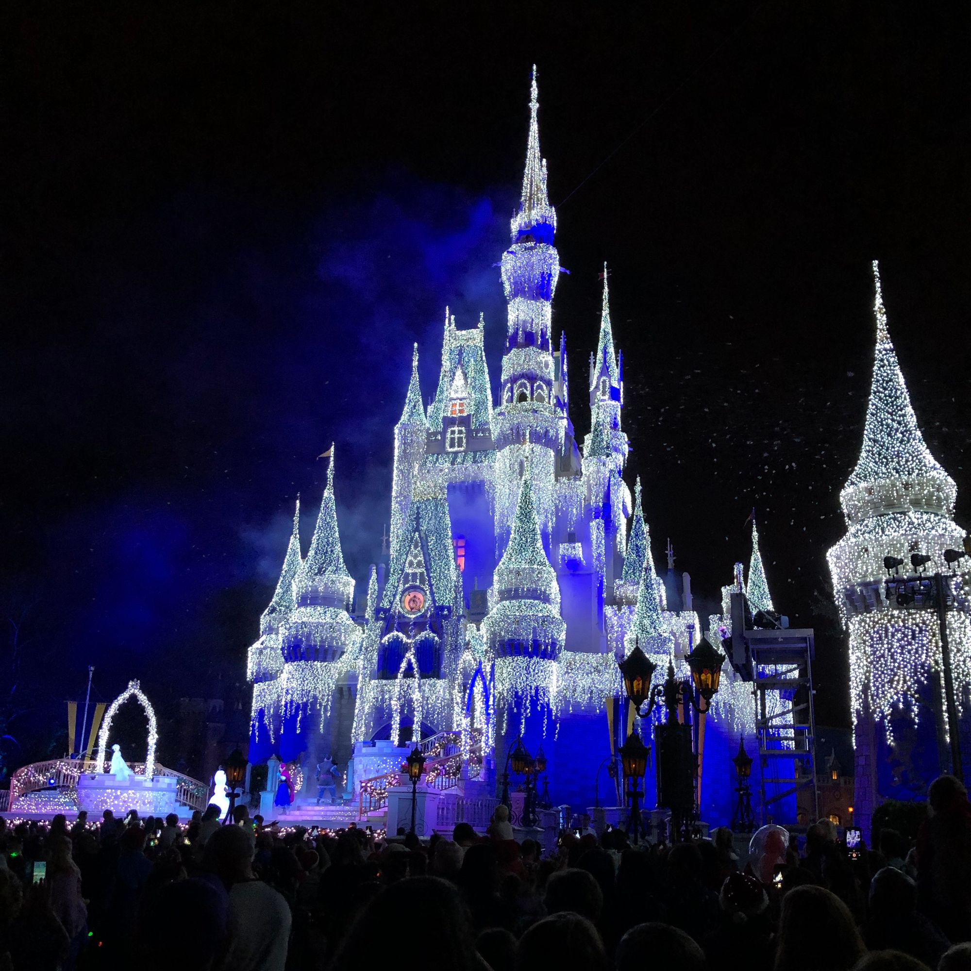 Magic Kingdom Christmas Entertainment Now Showing During Normal Park Hours