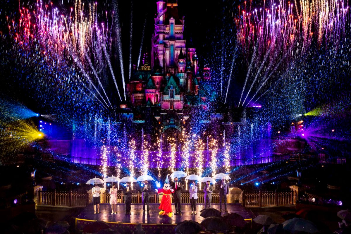 "Momentous" Nighttime Spectacular Debuts at Hong Kong Disneyland (Watch the Entire Show)
