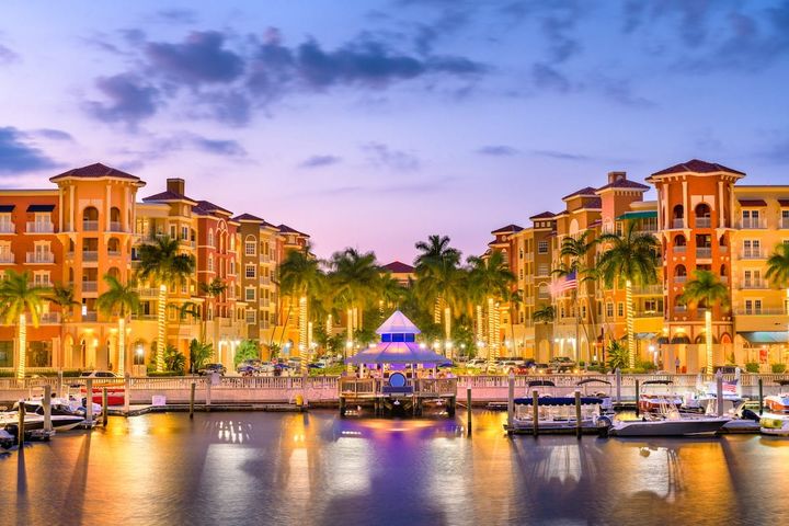 Grace & Blooms Naples florist creating coastal-inspired arrangements that complement luxury communities and refined Naples flower delivery interiors and gatherings.