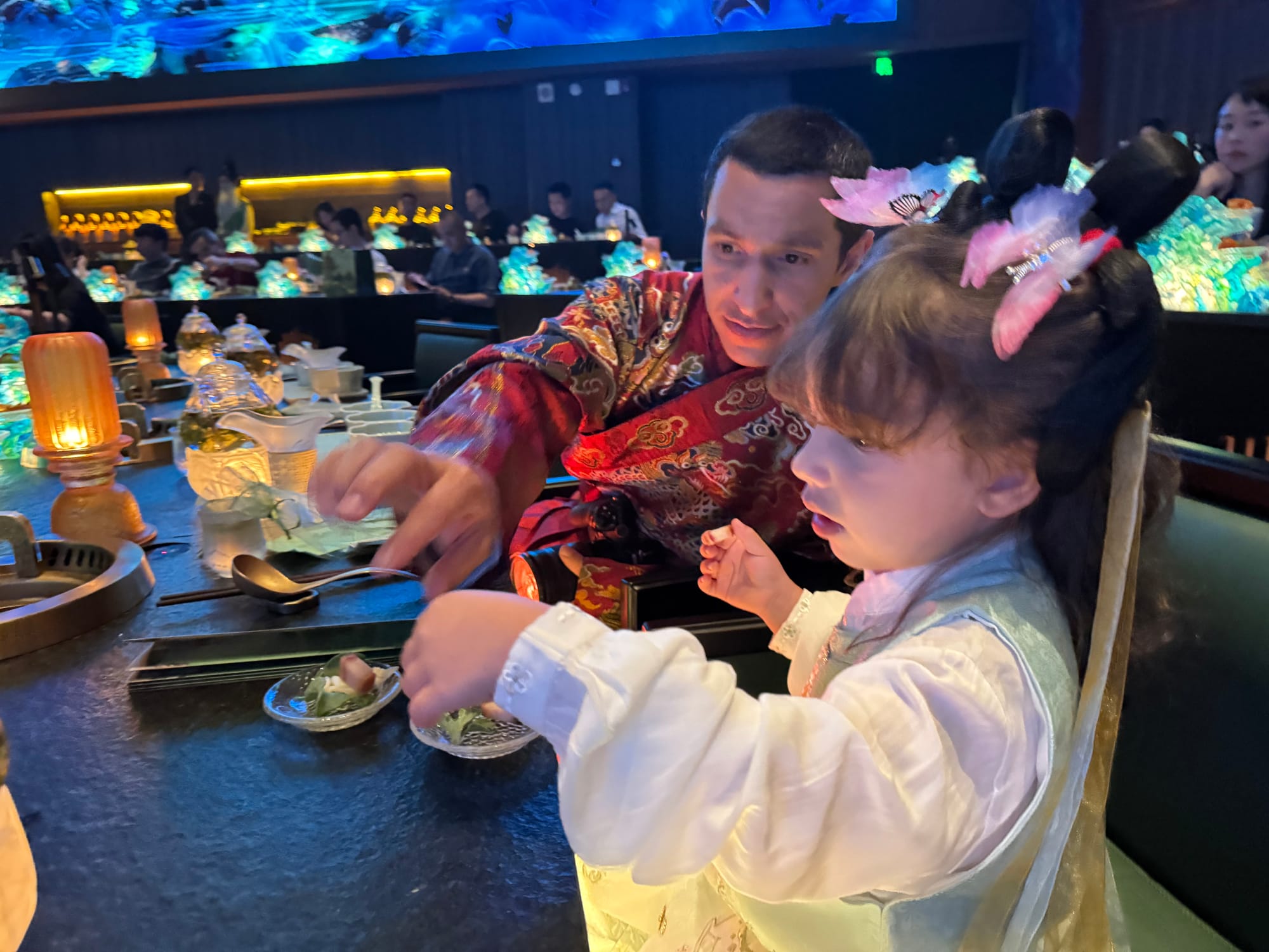 Traditional performance at Hong Ding Yan banquet restaurant in Chengdu