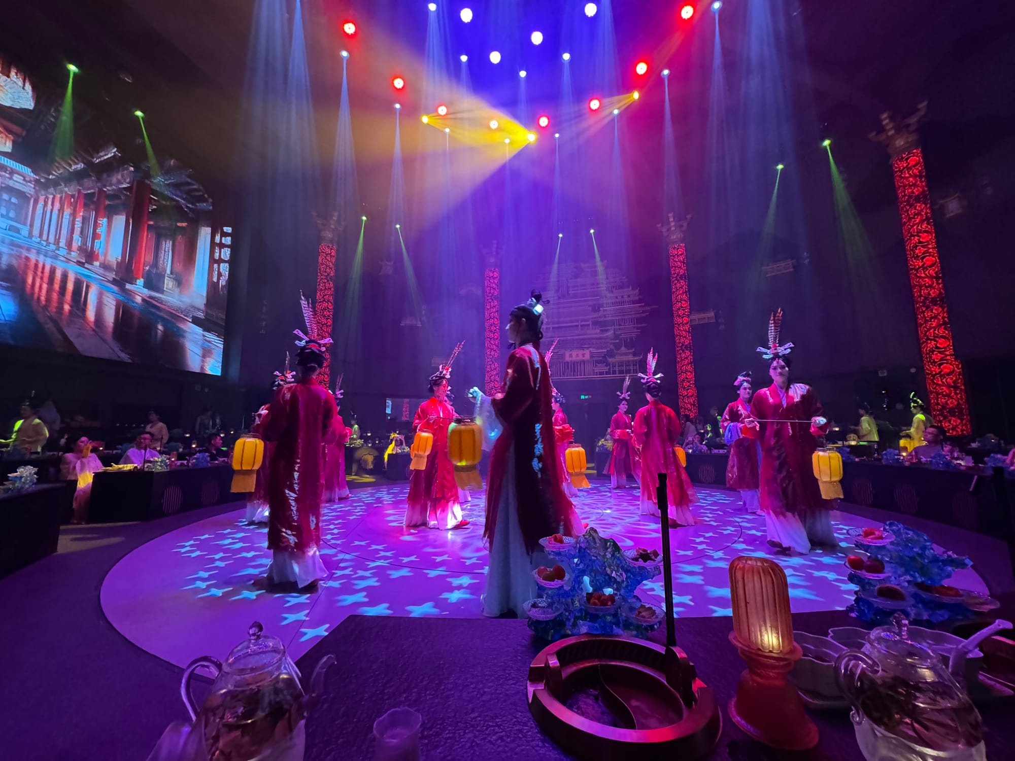 Hong Ding Yan hot pot banquet restaurant in Chengdu — diners in traditional hanfu
