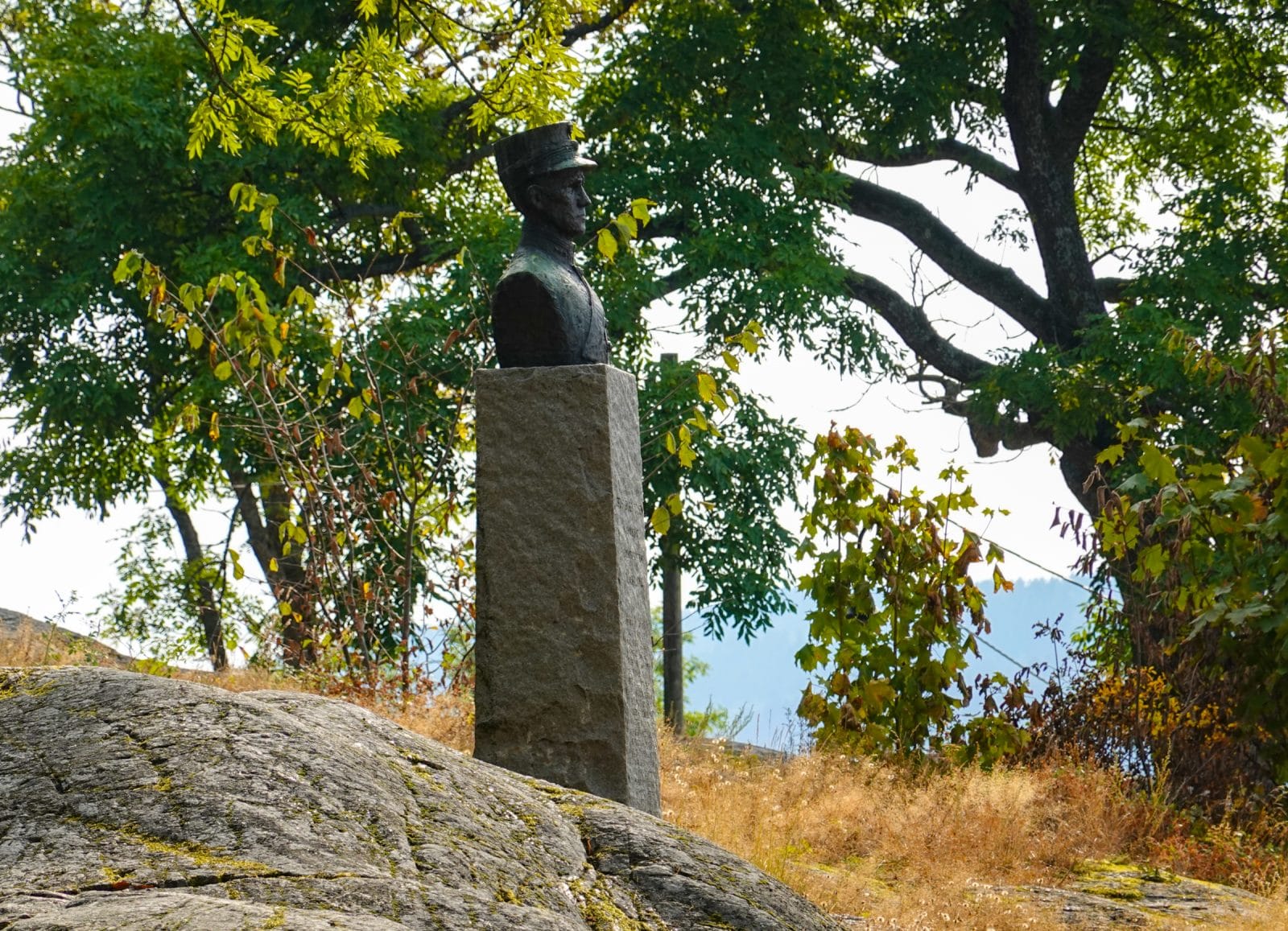Oberst Birger Eriksen statue skuer utover drøbak