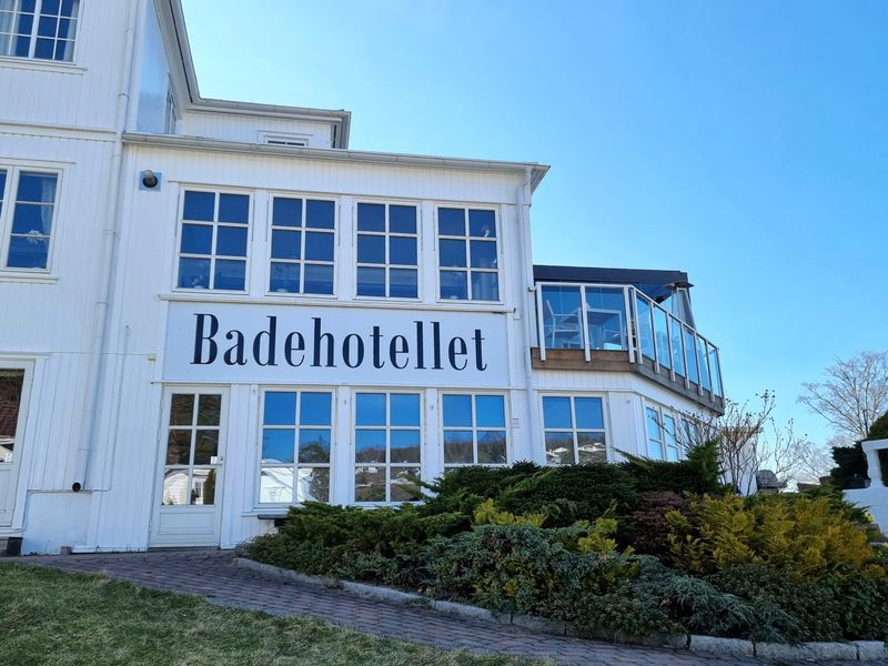 Holmsbu - Holmsbumalerne, et badehotell og et sommerparadis