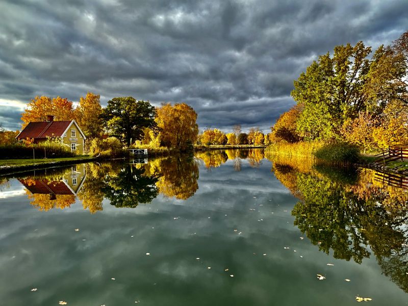 Göta kanal i sin vakreste høstpalett
