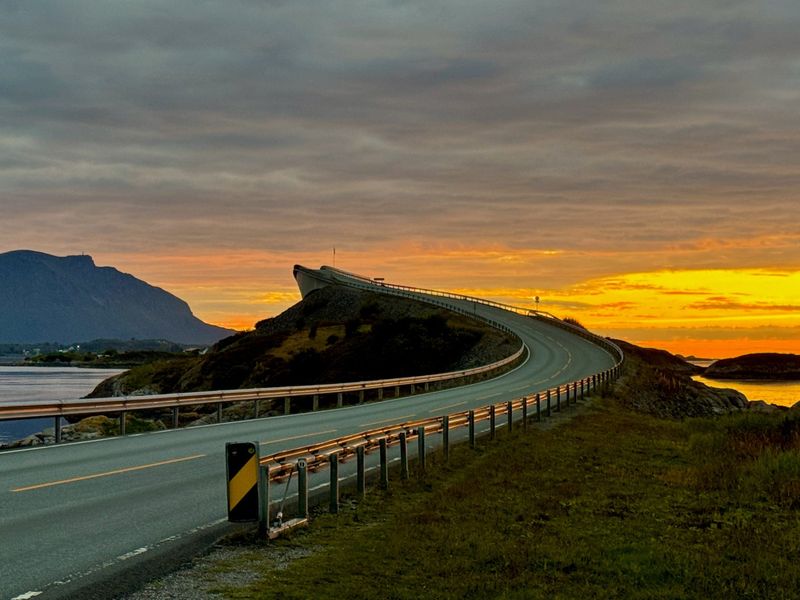 Atlanterhavsveien i solnedgang – der havet møter himmelen