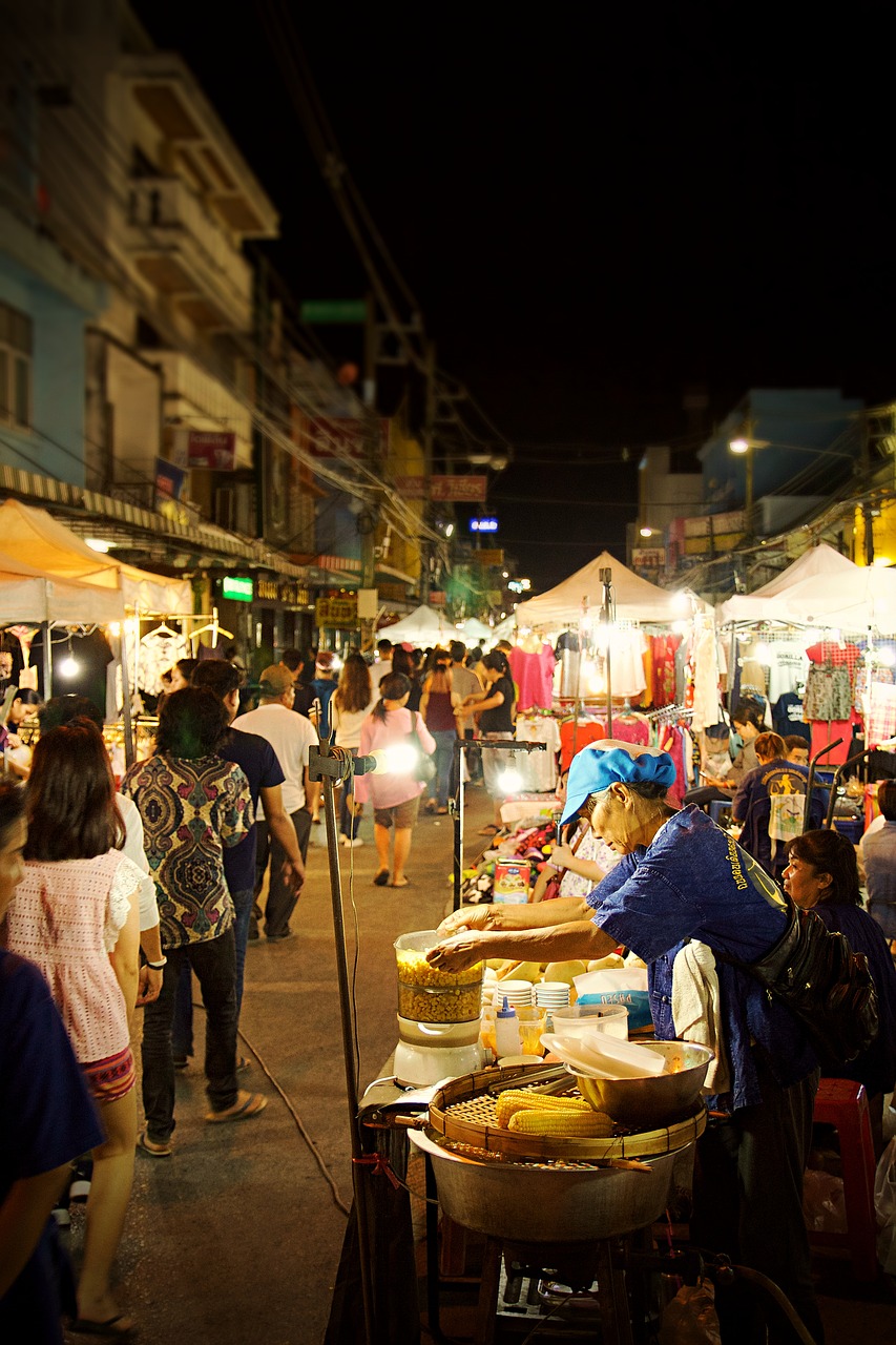 mercado nocturno en chiang rai. tailandia