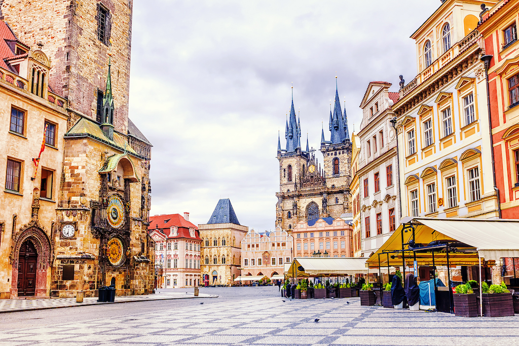 De fondo, el palacio real de Praga