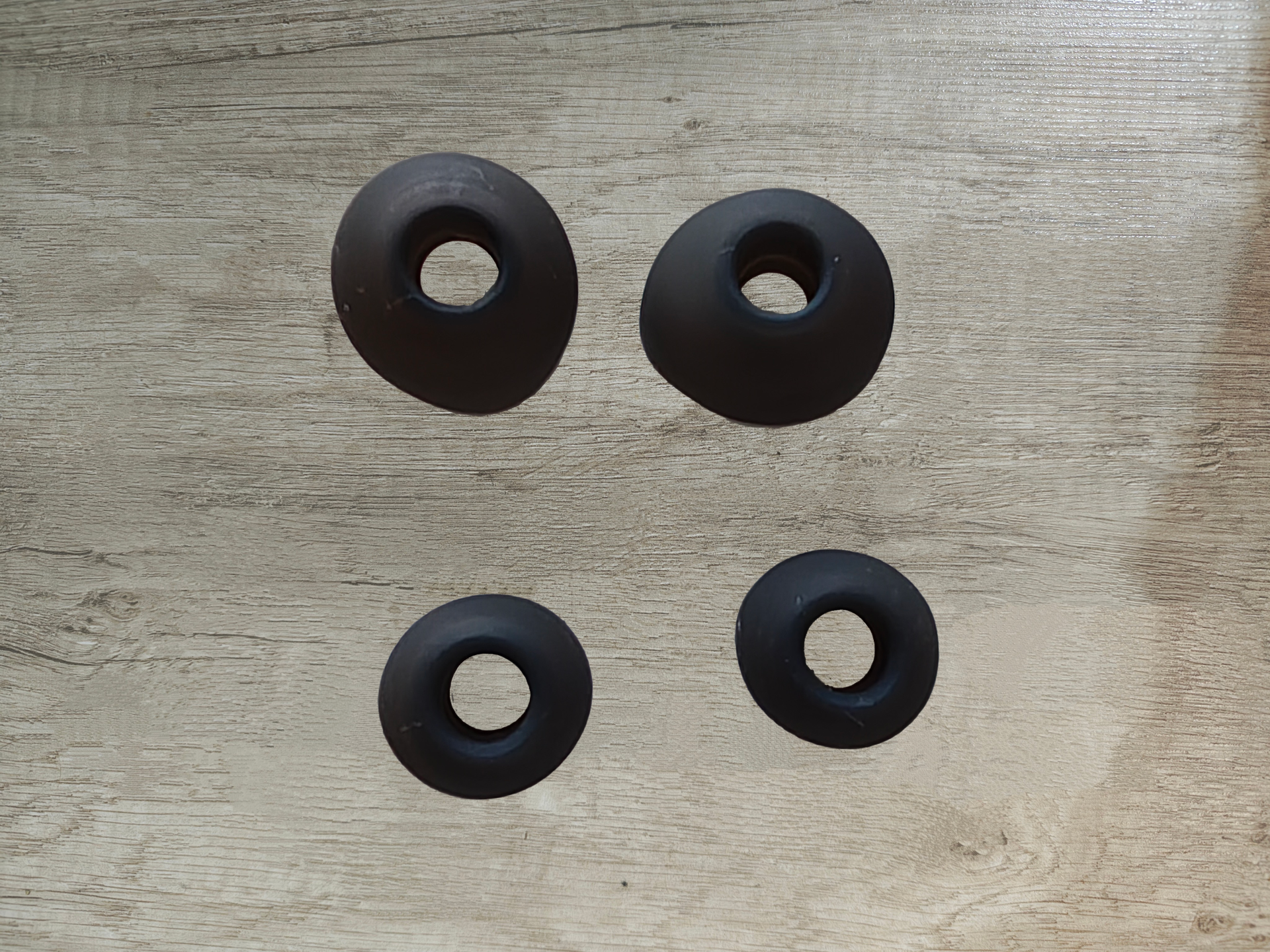 Juego de adaptadores de oidos extra. Son 3 pares, incluyendo lo que ya vienen en los Buds