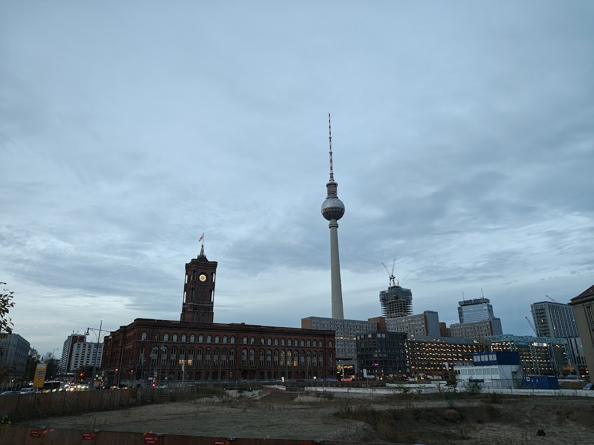 Torre de Televisión (Fernsehturm). Ubicada junto a Alexanderplatz, es la estructura más alta de Alemania y de acceso público en Europa con sus 368 metros de altura.