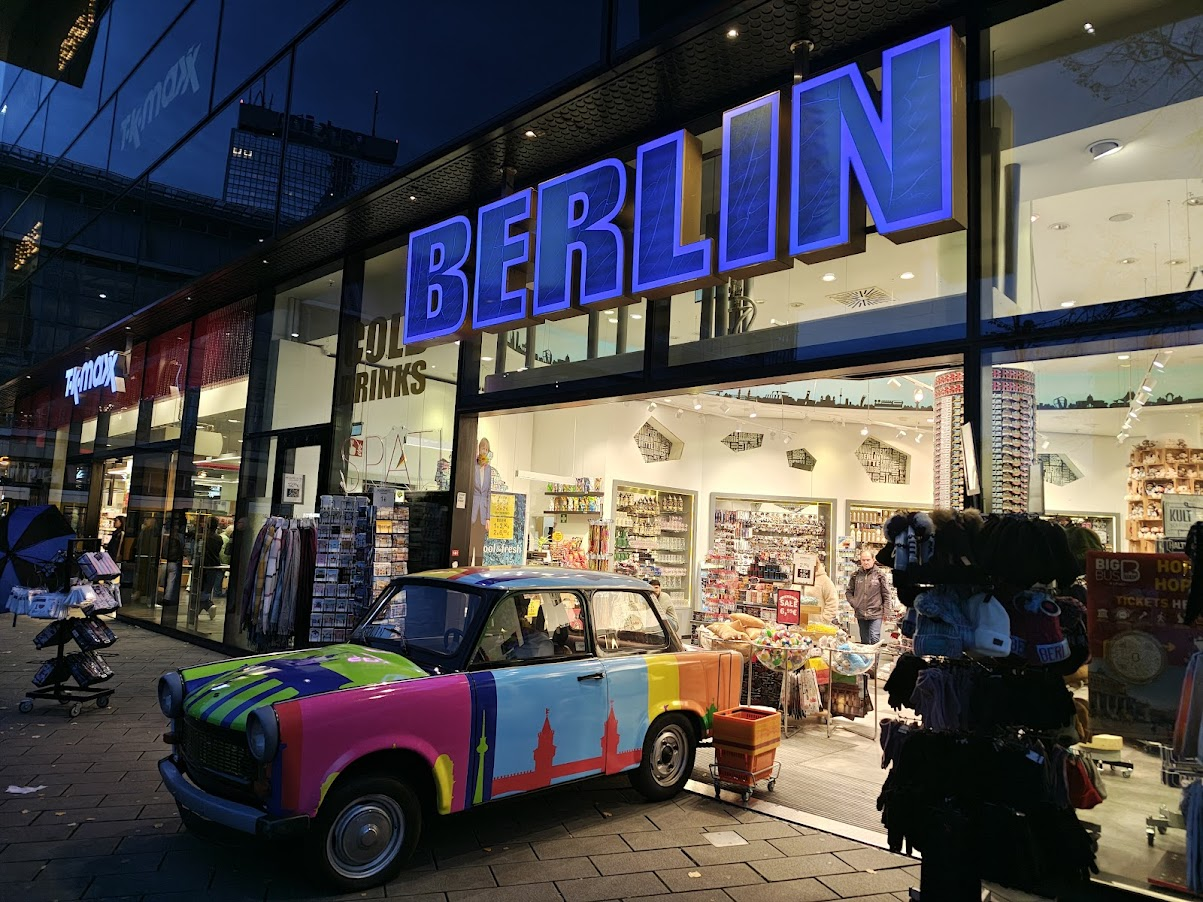 El Trabant (popularmente conocido como "Trabbi") es un icónico y peculiar automóvil fabricado por la empresa estatal Sachsenring en la extinta República Democrática Alemana (RDA) entre 1957 y 1991