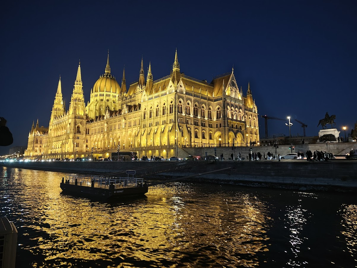 Paralamento de Budapst de Noche desde el Danubio