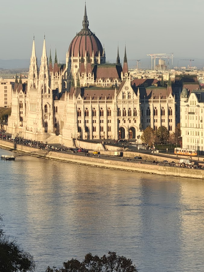 Parlamento de Budapest (Országház) a orillas del río Danubio en Hungría.