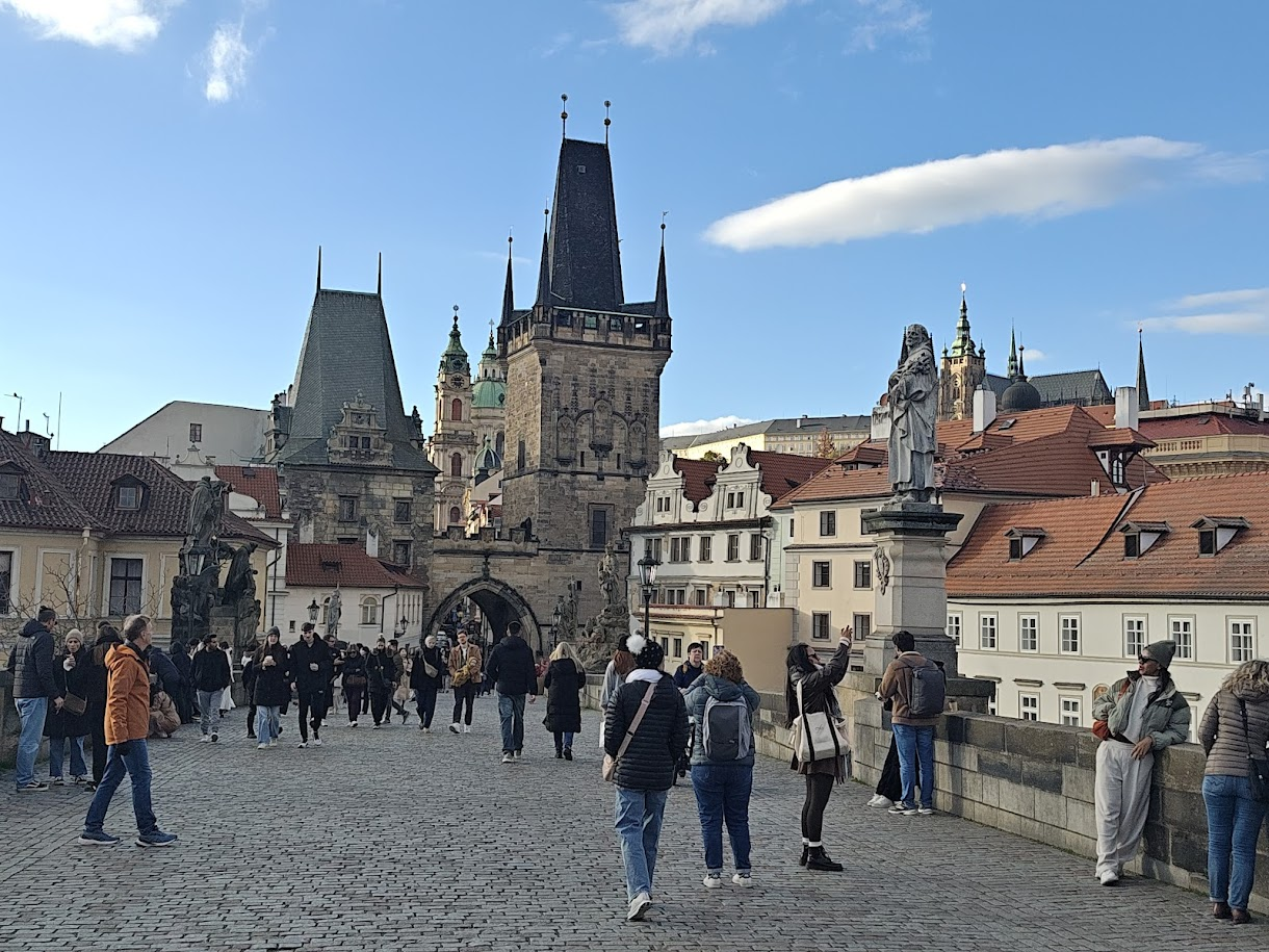 cruzando el Puente de Carlos, en Praga