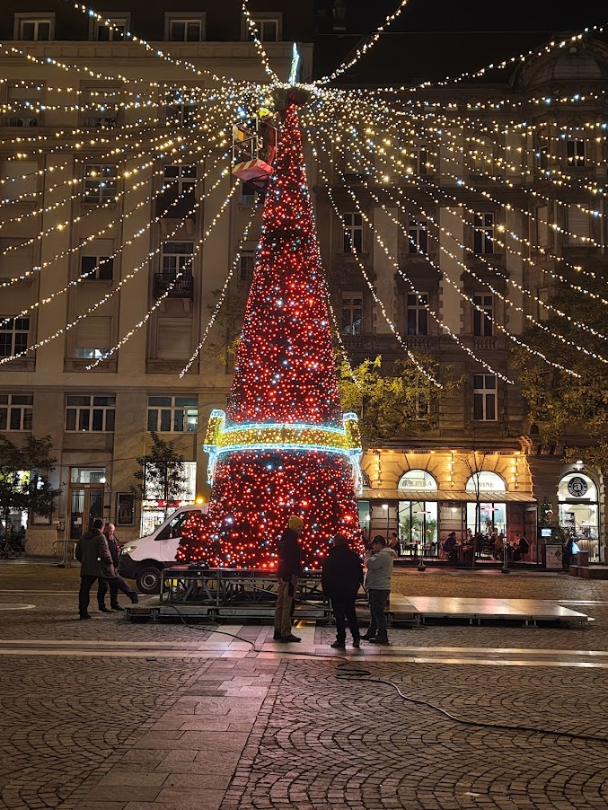 Momento en el que se hacía la instalación del gran árbol de Navidad en la plaza Vörösmarty de Budapest, Hungría.&nbsp;