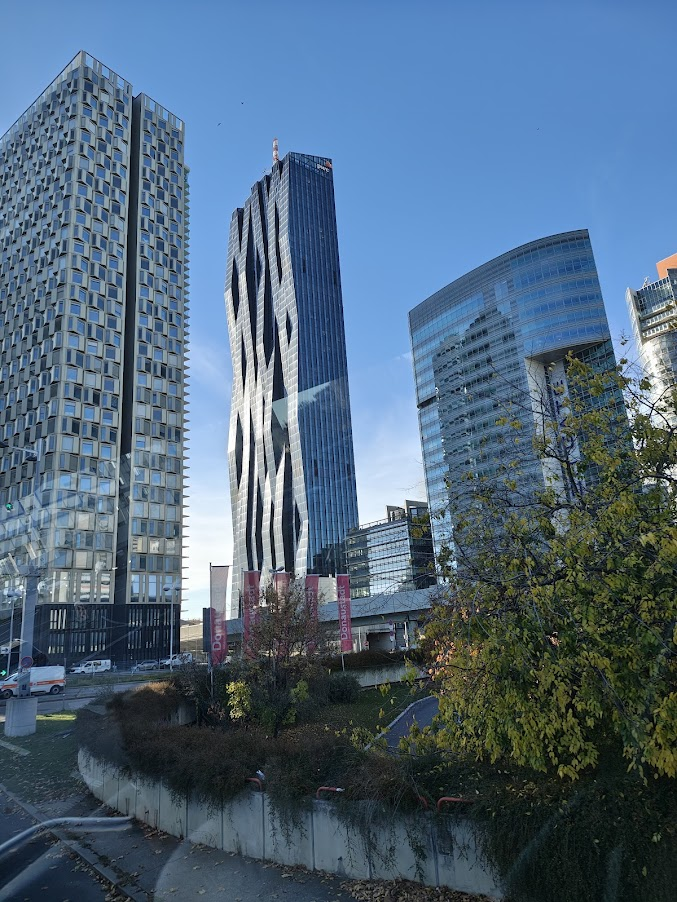 DC Tower 1 en Viena, Austria, diseñada por el arquitecto Dominique Perrault. 