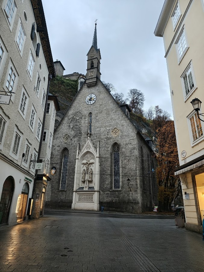 iglesia Bürgerspitalkirche St. Blasius o Iglesia de San Blas situada en la calle comercial Getreidegasse en Salzburgo